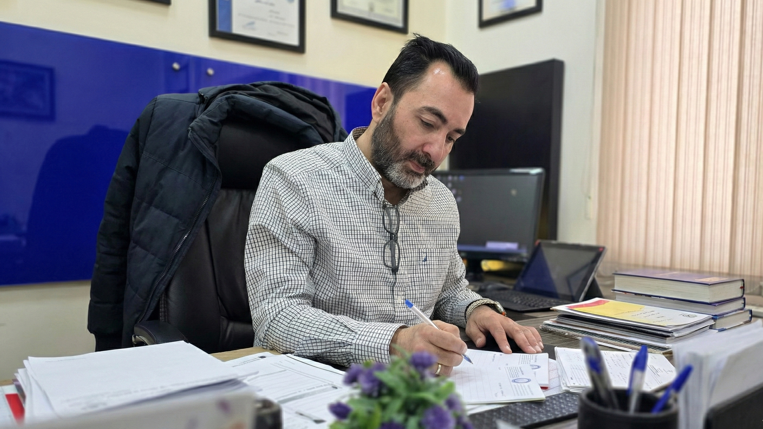 مستشفى ابن الهيثم - مبنى العيادات - د. عمر منصور (الشريحة 7)